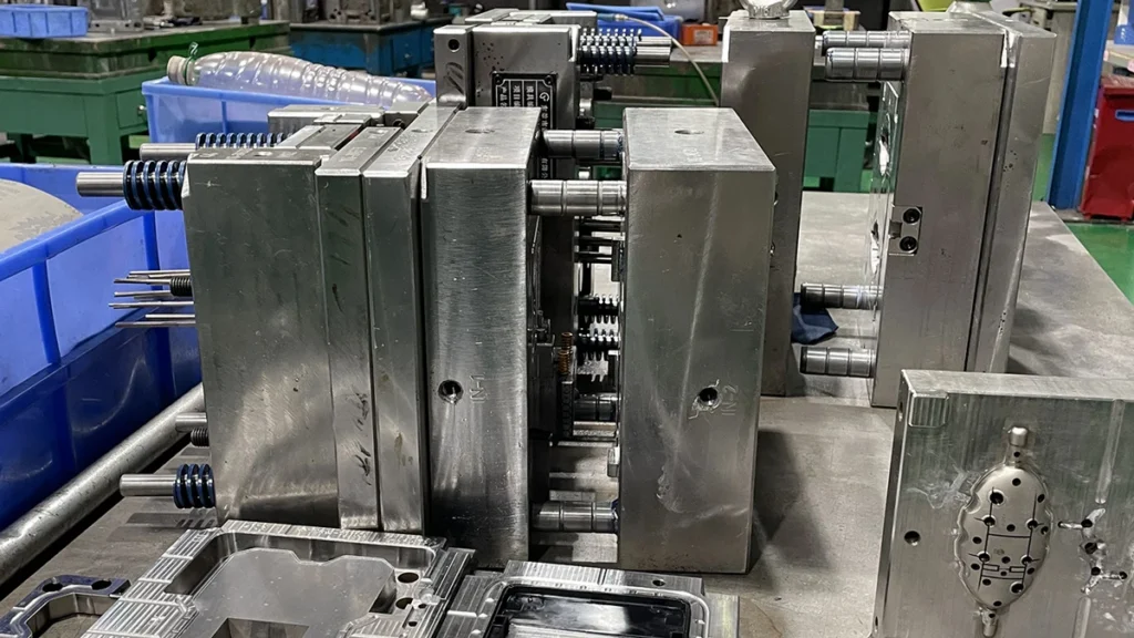 Injection mold base assembly with standard ejector pins and guide pillars