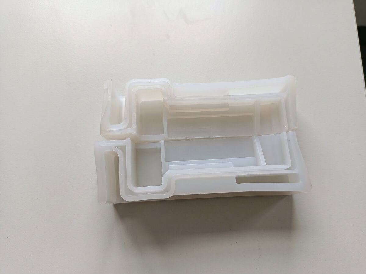 Cross-section diagram comparing an abrupt wall-thickness transition with a smooth graduated transition in LSR parts